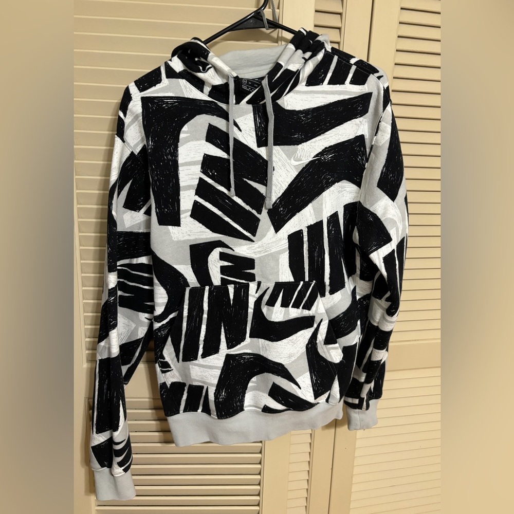 Gently used, looks new, Nike hoodie! ✔️